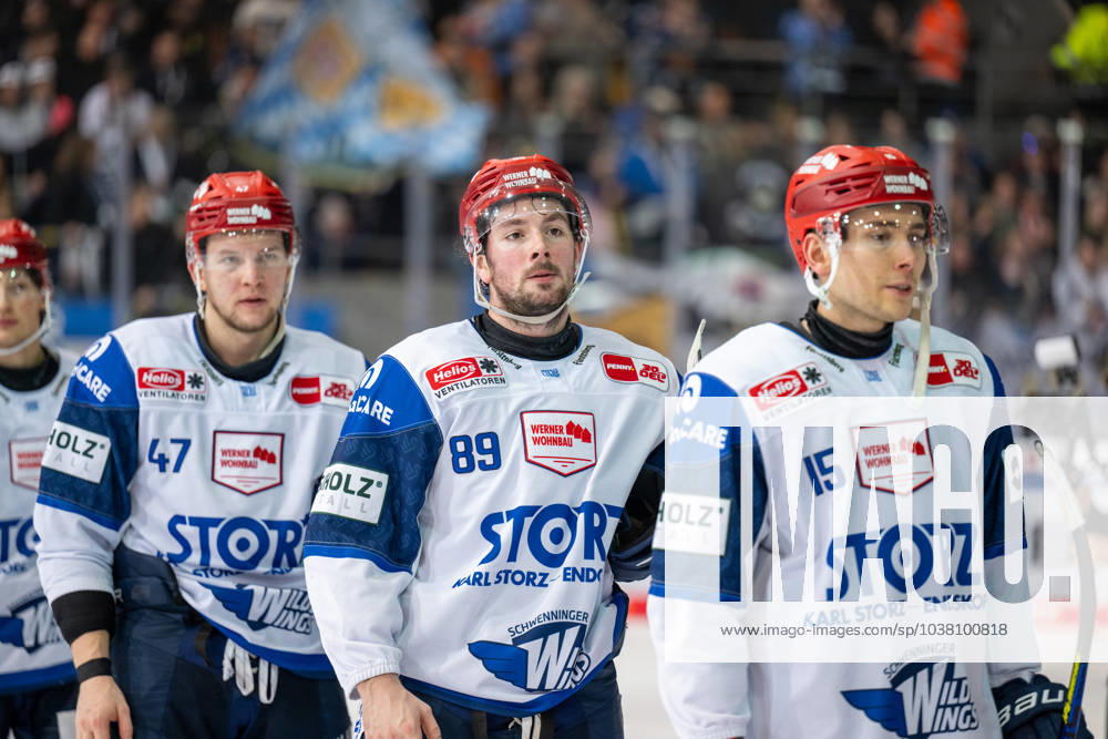 Alexander Karachun 47 (Schwenninger Wild Wings), Zach Senyshyn 89 (Schwenninger Wild Wings), Filip Reisnecker 15 (Schwenninger Wild Wings), enttaeuscht nach dem 3:0, EHC Red Bull Muenchen vs. Schwenninger Wild Wings, Eishockey, PENNY DEL, Hauptrunde, 28. Spieltag, 17.12.2023 Muenchen Bayern Deutschland