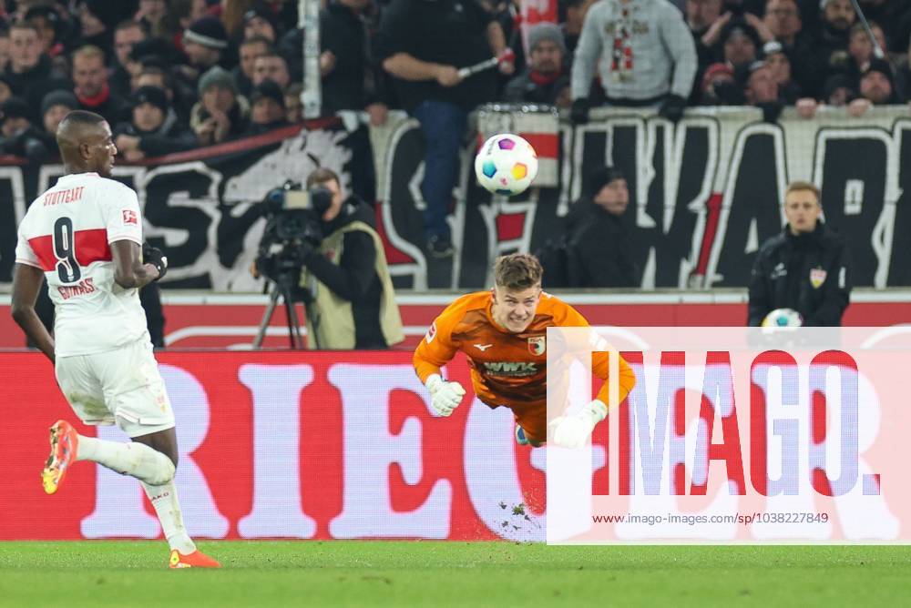 Torwartaktion von Finn Dahmen 1 (FC Augsburg), VfB Stuttgart vs. FC Augsburg, Fussball, 1. Bundesliga, 16. Spieltag, 20.12.2023 DFB regulations prohibit any use of photographs as image sequences and or quasi-video Stuttgart Baden-Wuerttemberg Deutschland