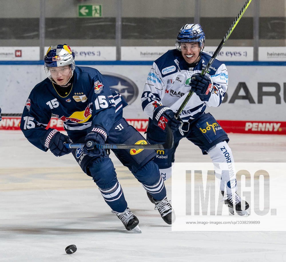 Kampf um den Puck Zweikampf zwischen Nikolaus Heigl (EHC Red Bull Muenchen, 15) und Maciej Rutkowski (Iserlohn Roosters, 12). EHC Red Bull Muenchen gegen Iserlohn Roosters, Eishockey, DEL, 30. Spieltag, Saison 2023 2024, 23.12.2023. EHC Red Bull Muenchen gegen Iserlohn Roosters, Eishockey, DEL, 30. Spieltag, Saison 2023 2024, 23.12.2023. Muenchen