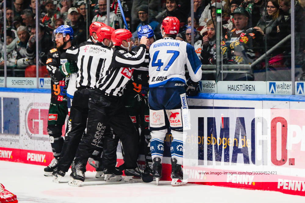 Alexander Karachun (47, Schwenninger Wild Wings) und Marco Niewollik (28, Augsburger Panther) haben eine Meinungsverschiedenheit, Augsburger Panther v Schwenninger Wild Wings , Eishockey, Herren, Penny DEL 2023 2024, Hauptrunde, 33.Spieltag am 30.12.2023 in Augsburg, Curt-Frenzel-Stadion. Bayern Deutschland