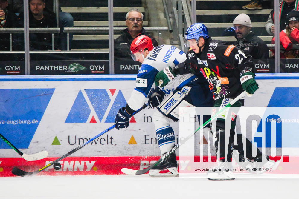 Alexander Karachun (47, Schwenninger Wild Wings) und Jere Karjalainen (21, Augsburger Panther) im Zweikampf, Augsburger Panther v Schwenninger Wild Wings , Eishockey, Herren, Penny DEL 2023 2024, Hauptrunde, 33.Spieltag am 30.12.2023 in Augsburg, Curt-Frenzel-Stadion. Bayern Deutschland