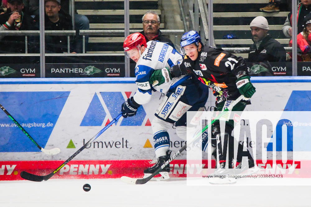 Alexander Karachun (47, Schwenninger Wild Wings) und Jere Karjalainen (21, Augsburger Panther) im Zweikampf, Augsburger Panther v Schwenninger Wild Wings , Eishockey, Herren, Penny DEL 2023 2024, Hauptrunde, 33.Spieltag am 30.12.2023 in Augsburg, Curt-Frenzel-Stadion. Bayern Deutschland