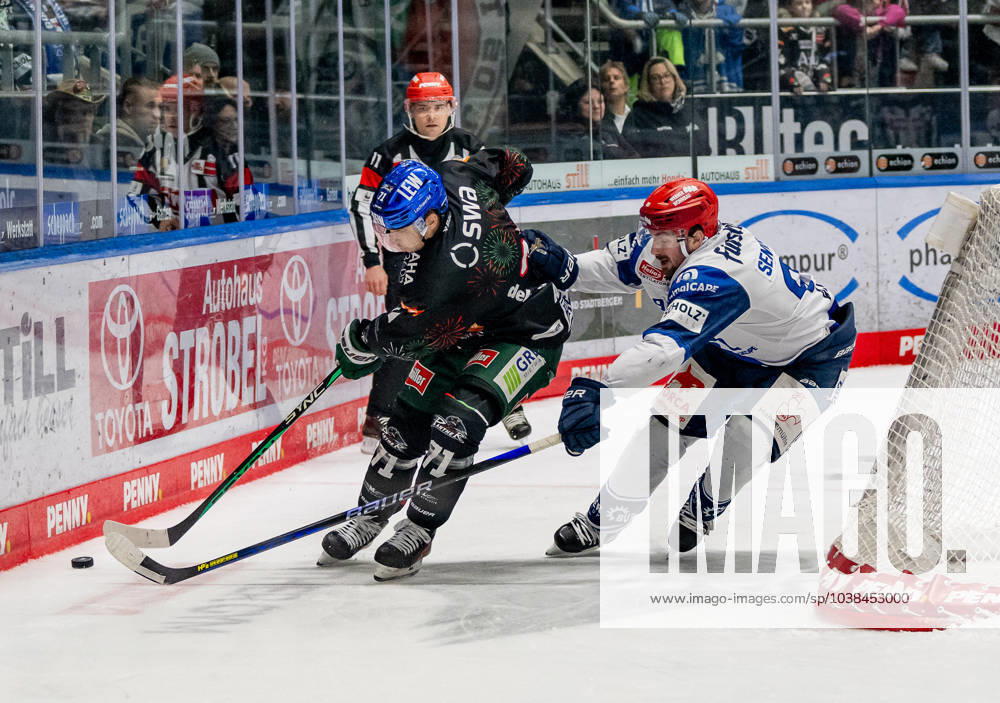 Kampf um den Puck Zweikampf zwischen Niklas Andersen (Augsburger Panther, 71) und Zach Senyshyn (Schwenninger Wild Wings, 89). Augsburger Panther gegen Schwenninger Wild Wings, Eishockey, DEL, 33. Spieltag, Saison 2023 2024, 30.12.2023. Augsburger Panther gegen Schwenninger Wild Wings, Eishockey, DEL, 33. Spieltag, Saison 2023 2024, 30.12.2023 Augsburg