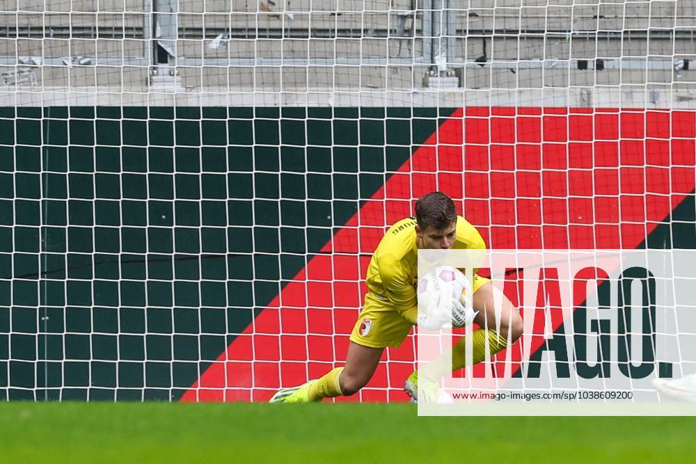 Torwartaktion von Finn Dahmen 1 (FC Augsburg), FC Augsburg vs. TSG 1899 Hoffenheim, Fussball, 1. Bundesliga, Testspiel, 06.01.2024 DFB regulations prohibit any use of photographs as image sequences and or quasi-video Augsburg Bayern Deutschland