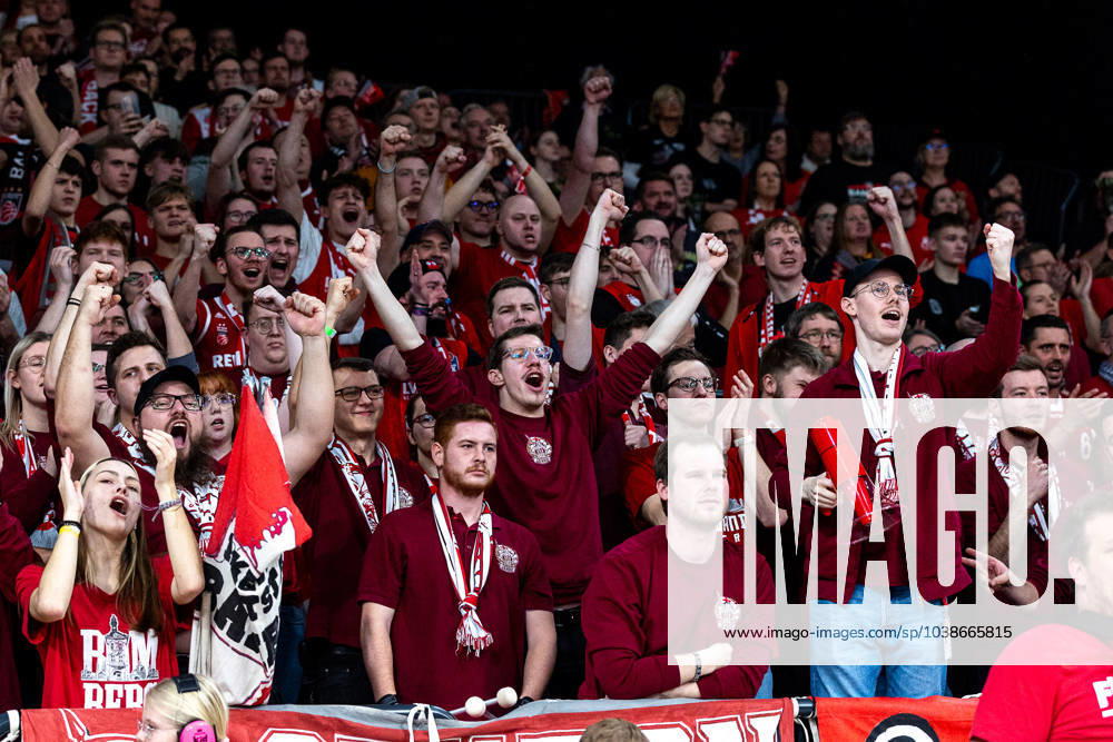 Fan, Fans, Zuschauer, jubelt, Jubel, positive Emotionen, Bamberg Baskets vs. ALBA Berlin, Basketball, easyCredit BBL, 15. Spieltag, 07.01.2024 Bamberg Baskets vs. ALBA Berlin, Basketball, easyCredit BBL, 15. Spieltag, 07.01.2024 Bamberg