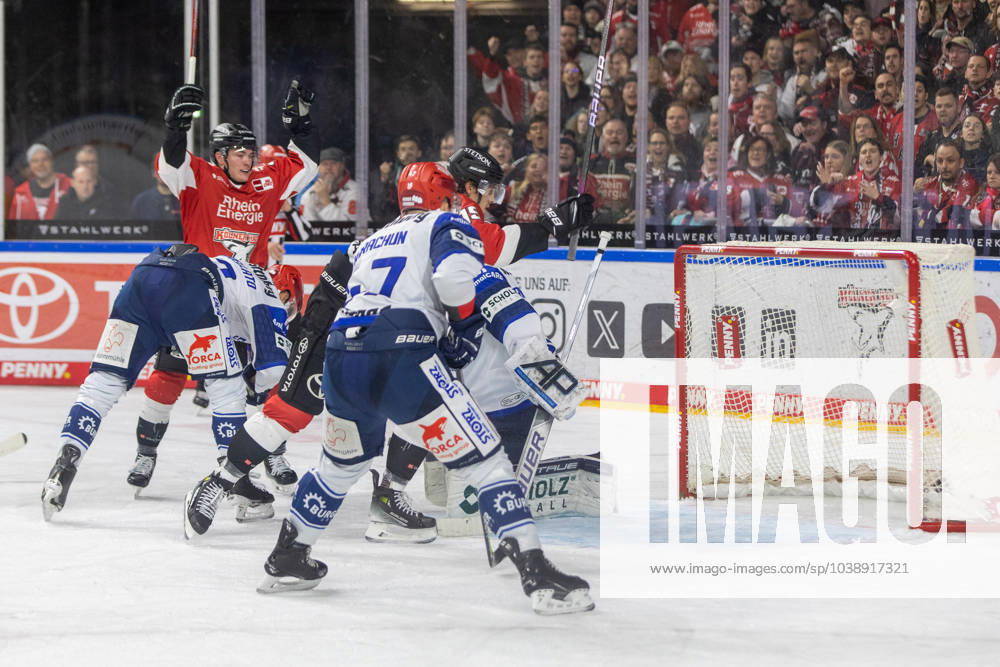 Joacim Eriksson (Schwenninger Wild Wings, 60), Alexander Karachun (Schwenninger Wild Wings, 47) nehmen das 1:0 der Koelner hin. GER, Koelner Haie gegen Schwenningen Wild Wings, Eishockey, DEL, Spieltag 38, Spielzeit 2023 24, 14.01.2024, GER, Koelner Haie gegen Schwenningen Wild Wings, Eishockey, DEL, Spieltag 38, Spielzeit 2023 24, 14.01.2024, Location: Lanxess Arena in Köln Foto: Gerhard Wingender Köln