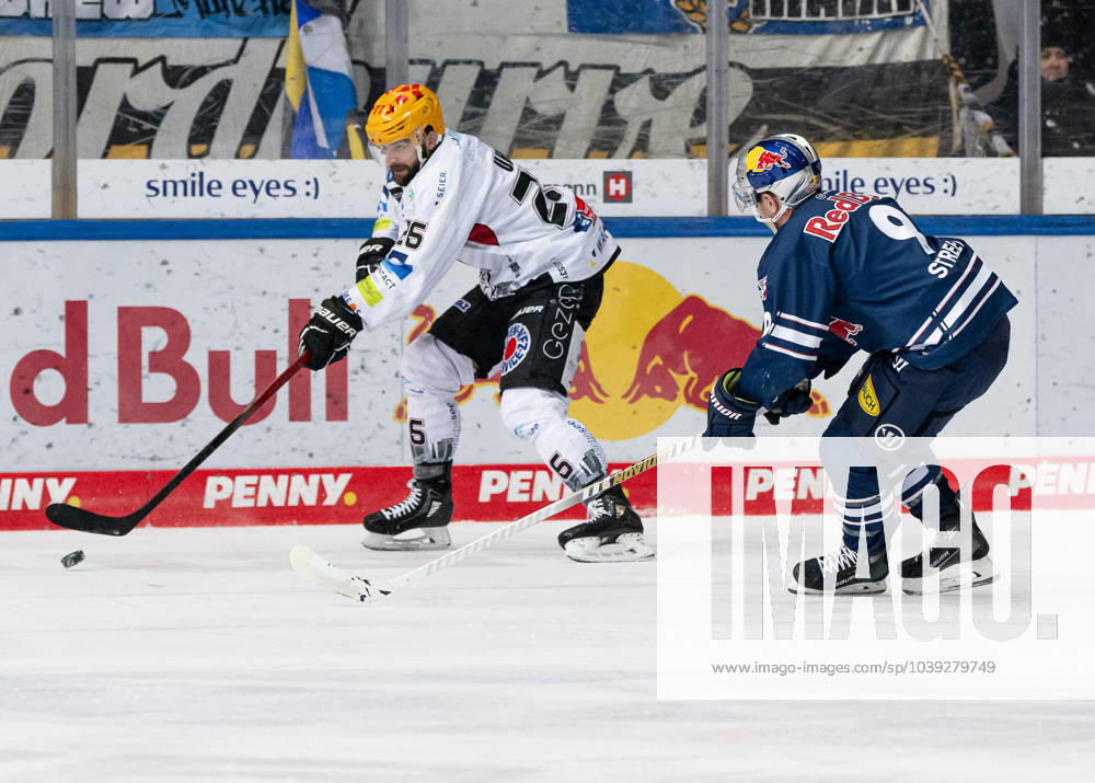 Kampf um den Puck Zweikampf zwischen Dominik Uher (Fischtown Pinguins Bremerhaven, 26) und Ben Street (EHC Red Bull Muenchen, 9). EHC Red Bull Muenchen gegen Fischtown Pinguins Bremerhaven, Eishockey, DEL, 40. Spieltag, Saison 2023 2024, 21.01.2024. EHC Red Bull Muenchen gegen Fischtown Pinguins Bremerhaven, Eishockey, DEL, 40. Spieltag, Saison 2023 2024, 21.01.2024. Muenchen