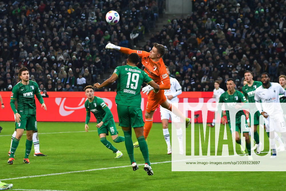 Torwart Finn Dahmen (FC Augsburg) in Aktion 21.01.2024, Fussball Saison 2023 2024, 1. Bundesliga, 18. Spieltag, Borussia Mönchengladbach - FC Augsburg 1:2 Moenchengladbach Borussia Park Nordrhein Westfalen Deutschland