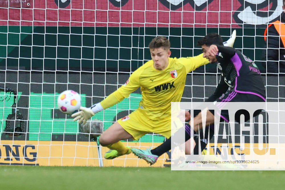 Aleksandar Pavlovic (FC Bayern München) trifft zum 0:1 gegen Finn Dahmen (Torwart FC Augsburg 1); FC Augsburg vs. FC Bayern München, 19. Spieltag; DFL REGULATIONS PROHIBIT ANY USE OF PHOTOGRAPHS AS IMAGE SEQUENCES AND OR QUASI-VIDEO.