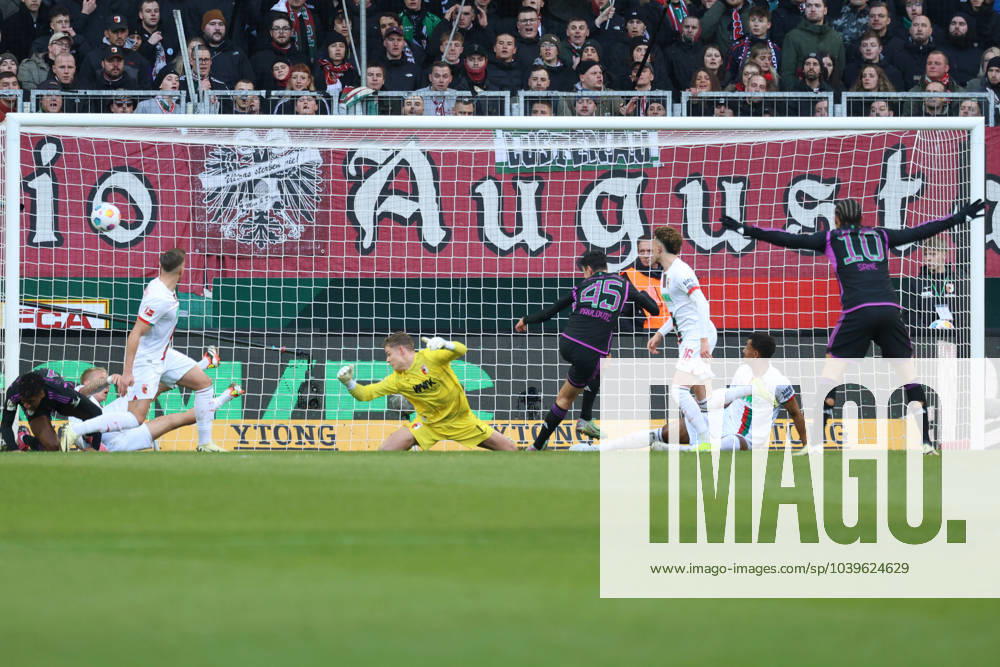 Aleksandar Pavlovic (FC Bayern München) trifft zum 0:1 gegen Finn Dahmen (Torwart FC Augsburg 1); FC Augsburg vs. FC Bayern München, 19. Spieltag; DFL REGULATIONS PROHIBIT ANY USE OF PHOTOGRAPHS AS IMAGE SEQUENCES AND OR QUASI-VIDEO.