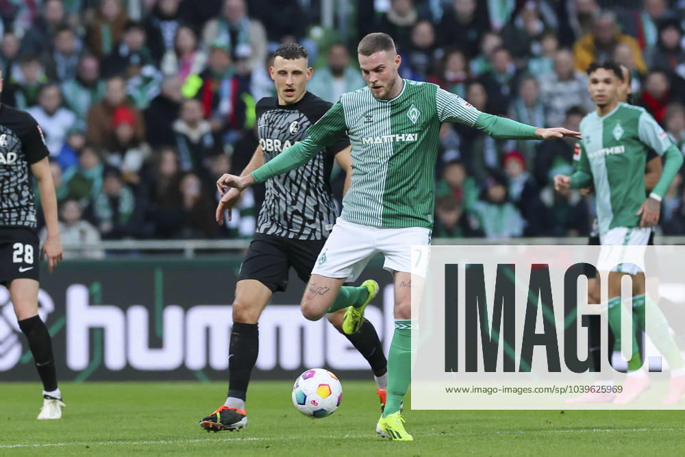 Maximilian Eggestein (SC Freiburg) und Marvin Ducksch (Werder Bremen) kaempfen um den Ball, 1. Bundesliga, Werder Bremen vs SC Freiburg, WOHNINVEST Weserstadion, 27.01.2024, Bremen, Deutschland.