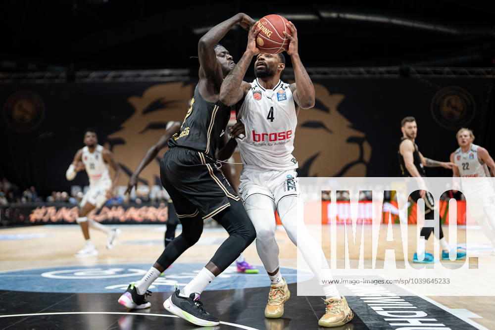 Gian Aydinoglu (Nr. 4 Basketball Loewen Braunschweig) gegen Jilson Bango (Nr. 8 Basketball Loewen Braunschweig) GER, Basketball Loewen Braunschweig gegen Bamberg Baskets, Basketball, easy credit BBL, Spielzeit 2023 24, 27.01.2024 GER, Basketball Loewen Braunschweig gegen Bamberg Baskets, Basketball, easy credit BBL, Spielzeit 2023 24, 27.01.2024 Braunschweig