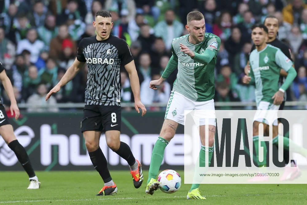 Maximilian Eggestein (SC Freiburg) und Marvin Ducksch (Werder Bremen) kaempfen um den Ball, 1. Bundesliga, Werder Bremen vs SC Freiburg, WOHNINVEST Weserstadion, 27.01.2024, Bremen, Deutschland.