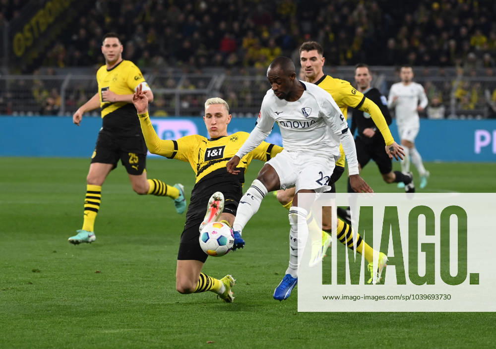 Nico Schlotterbeck (Borussia Dortmund), li., gegen Christopher Antwi Adjei (VfL Bochum), Christopher Antwi-Adjei 28.01.2024, Fussball 1. Bundesliga, 19. Spieltag, Saison 2023 2024 Borussia Dortmund - VfL Bochum Dortmund Signal Iduna Park Nordrhein Westfalen Deutschland