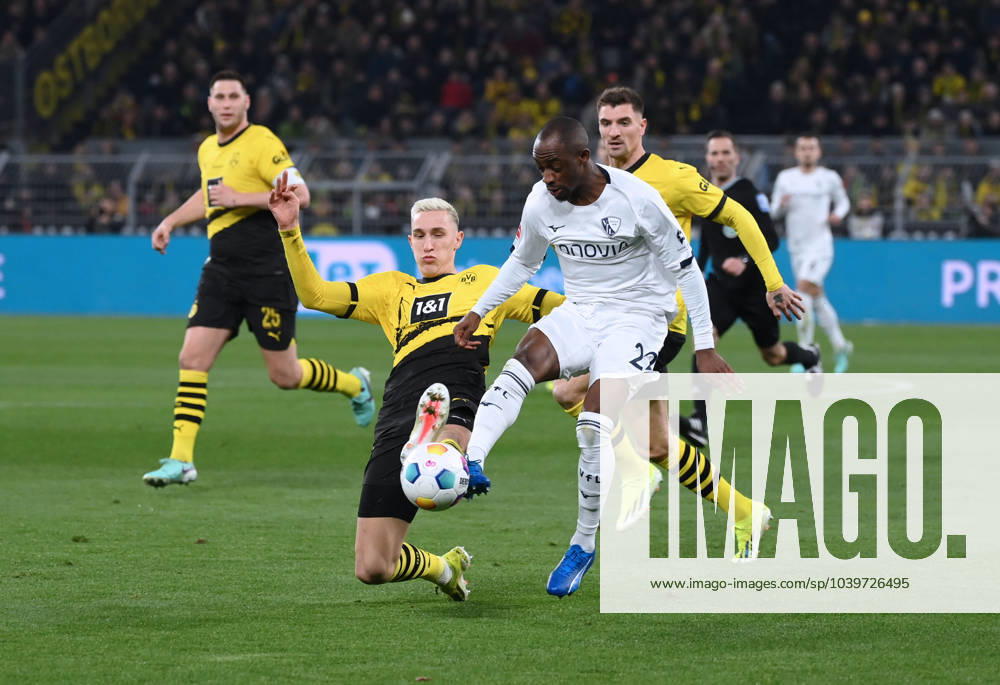 Nico Schlotterbeck (Borussia Dortmund), li., gegen Christopher Antwi Adjei (VfL Bochum), Christopher Antwi-Adjei 28.01.2024, Fussball 1. Bundesliga, 19. Spieltag, Saison 2023 2024 Borussia Dortmund - VfL Bochum 3:1 Dortmund Signal Iduna Park Nordrhein Westfalen Deutschland