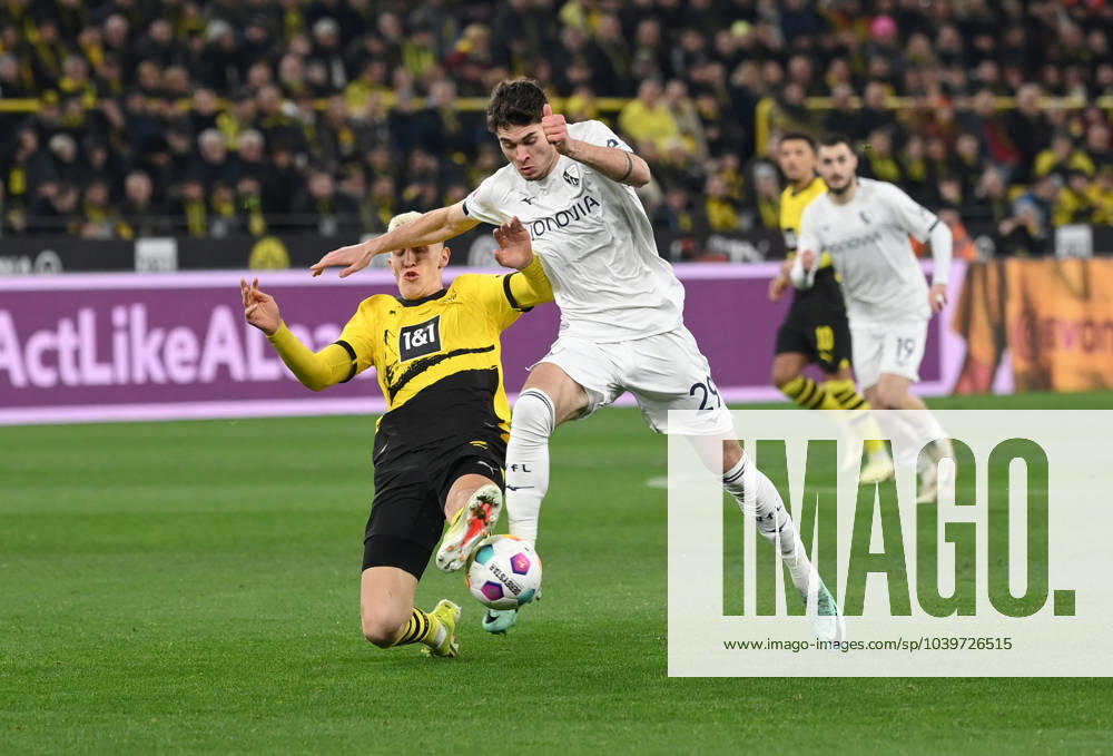 Nico Schlotterbeck (Borussia Dortmund), li., gegen Moritz Broschinski (VfL Bochum) 28.01.2024, Fussball 1. Bundesliga, 19. Spieltag, Saison 2023 2024 Borussia Dortmund - VfL Bochum 3:1 Dortmund Signal Iduna Park Nordrhein Westfalen Deutschland