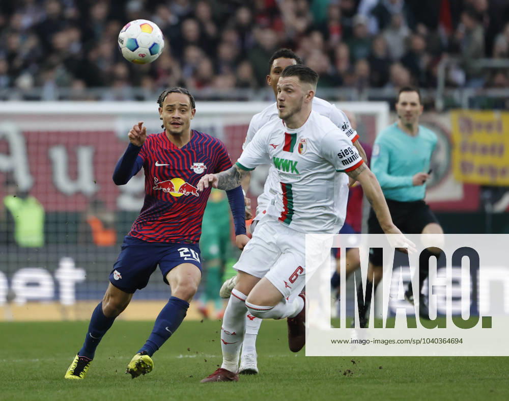 Fussball 1. Bundesliga, 21. Spieltag FC Augsburg-RB Leipzig, 2023 2024, in der WWK Arena Augsburg v.li: Xavi Simons (RB Leipzig), Felix Uduokhai (FC Augsburg) und Jeffrey Gouweleeuw (FC Augsburg) Nur für journalistische Zwecke! Only for editorial use! DFL regulations prohibit any use of photographs as image sequences and or quasi-video.