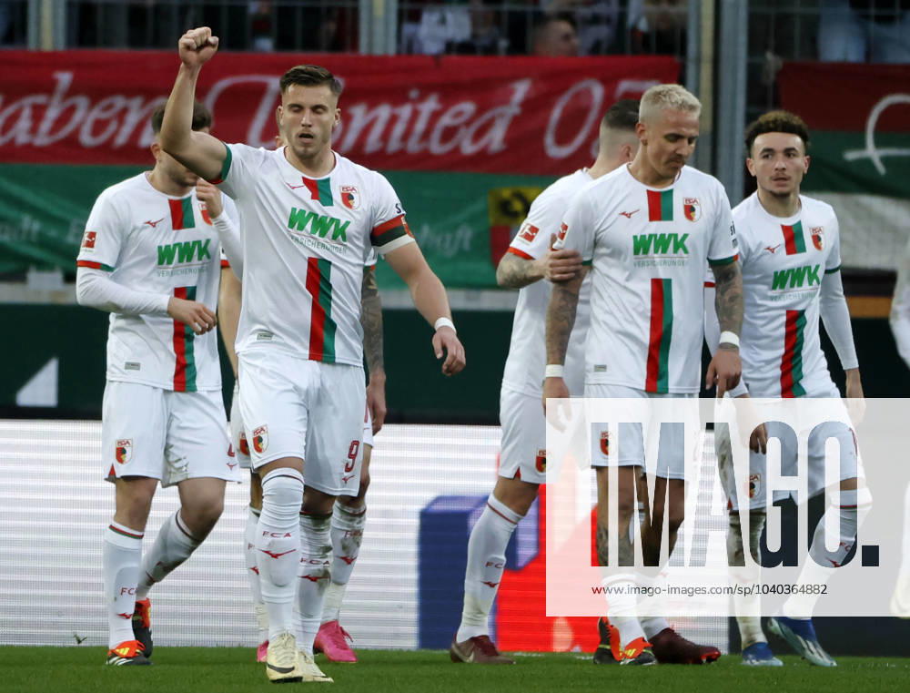Fussball 1. Bundesliga, 21. Spieltag FC Augsburg-RB Leipzig, 2023 2024, in der WWK Arena Augsburg v.li: Dion Drena Beljo (FC Augsburg), Ermedin Demirovic (FC Augsburg) jubelt, Jeffrey Gouweleeuw (FC Augsburg), Philip Tietz (FC Augsburg) und Ruben Vargas (FC Augsburg) Nur für journalistische Zwecke! Only for editorial use! DFL regulations prohibit any use of photographs as image sequences and or quasi-video.