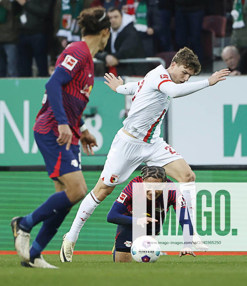 Fussball 1. Bundesliga, 21. Spieltag FC Augsburg-RB Leipzig, 2023 2024, in der WWK Arena Augsburg v.li: Yussuf Poulsen (RB Leipzig), und Arne Engels (FC Augsburg) vs Xavi Simons (RB Leipzig) Nur für journalistische Zwecke! Only for editorial use! DFL regulations prohibit any use of photographs as image sequences and or quasi-video.