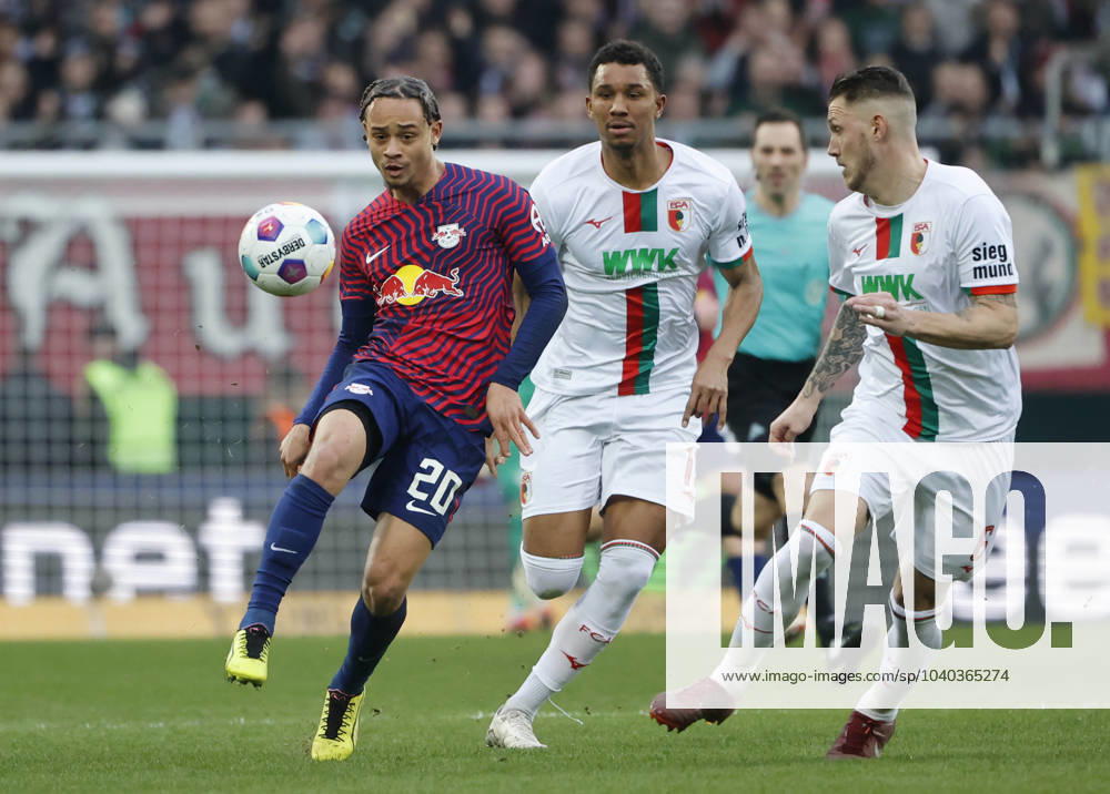 Fussball 1. Bundesliga, 21. Spieltag FC Augsburg-RB Leipzig, 2023 2024, in der WWK Arena Augsburg v.li: Xavi Simons (RB Leipzig) vs Felix Uduokhai (FC Augsburg) und Jeffrey Gouweleeuw (FC Augsburg) Nur für journalistische Zwecke! Only for editorial use! DFL regulations prohibit any use of photographs as image sequences and or quasi-video.