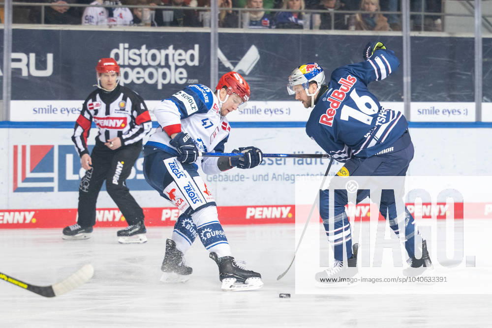 Alexander Karachun 47 (Schwenninger Wild Wings), Konrad Abeltshauser 16 (EHC Red Bull Muenchen) im Zweikampf, EHC Red Bull Muenchen vs. Schwenninger Wild Wings, Eishockey, PENNY DEL, Hauptrunde, 45. Spieltag, 15.02.2024 Muenchen Bayern Deutschland