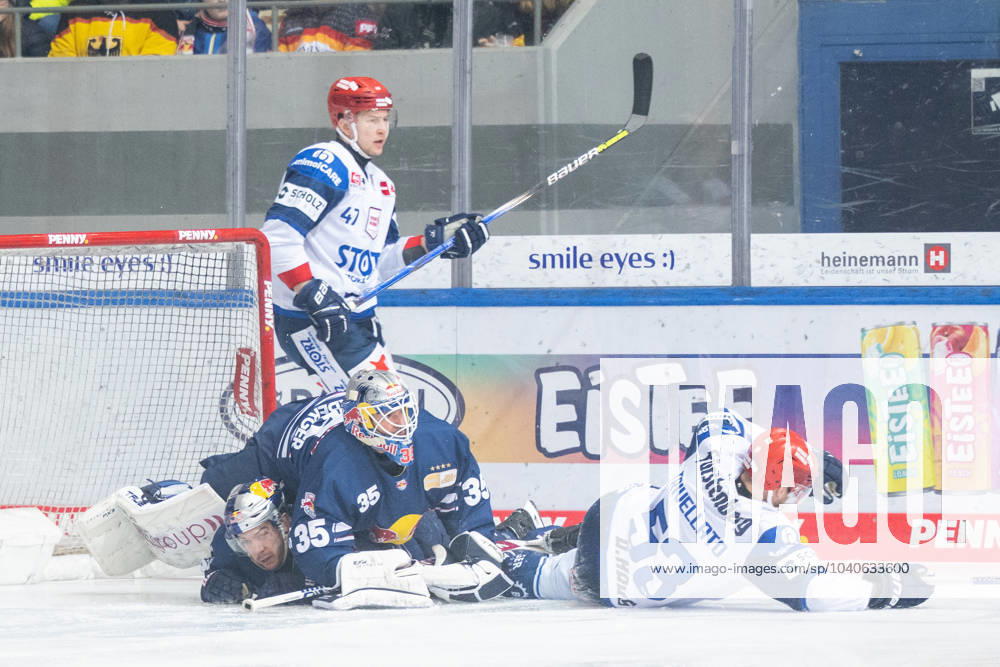 Alexander Karachun 47 (Schwenninger Wild Wings), Matthias Niederberger 35 (EHC Red Bull Muenchen) liegt auf Benjamin Street 9 (EHC Red Bull Muenchen), EHC Red Bull Muenchen vs. Schwenninger Wild Wings, Eishockey, PENNY DEL, Hauptrunde, 45. Spieltag, 15.02.2024 Muenchen Bayern Deutschland