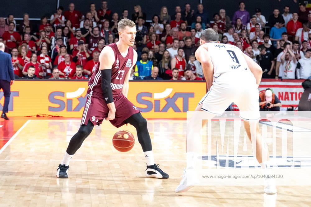 Andreas Obst 13 (FC Bayern Basketball), Karsten Tadda 9 (Bamberg Baskets), FC Bayern Basketball vs. Bamberg Baskets, Basketball, BBL, Pokal Halbfinale, 17.02.2024 Muenchen Bayern Deutschland