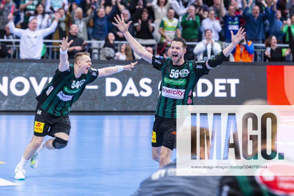 Hannes Feise (TSV Hannover-Burgdorf, Nr. 56) (v.l.), TSV Hannover-Burgdorf (grün) gegen SC Magdeburg (weiß) am 22. Spieltag der Saison 2023 2024 in der LIQUI MOLY Handball-Bundesliga (18.02.2024, ZAG Arena (Hannover, GER),