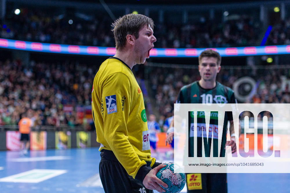 Simon Gade (TSV Hannover-Burgdorf, Nr. 16) (v.l.), TSV Hannover-Burgdorf (grün) gegen TVB Stuttgart (blau) am 24. Spieltag der Saison 2023 2024 in der LIQUI MOLY Handball-Bundesliga (29.02.2024, ZAG Arena (Hannover, GER),