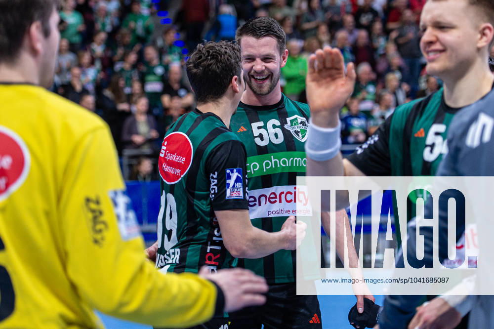 Hannes Feise (TSV Hannover-Burgdorf, Nr. 56) (v.l.), TSV Hannover-Burgdorf (grün) gegen TVB Stuttgart (blau) am 24. Spieltag der Saison 2023 2024 in der LIQUI MOLY Handball-Bundesliga (29.02.2024, ZAG Arena (Hannover, GER),
