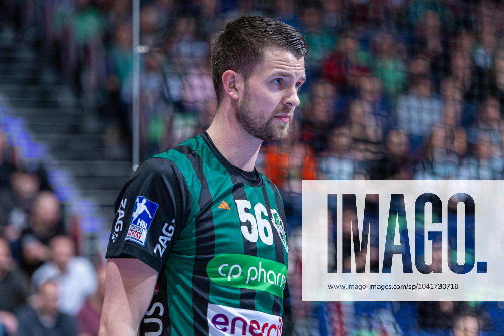 Hannes Feise (TSV Hannover-Burgdorf, Nr. 56) (v.l.), TSV Hannover-Burgdorf (grün) gegen TVB Stuttgart (blau) am 24. Spieltag der Saison 2023 2024 in der LIQUI MOLY Handball-Bundesliga (29.02.2024, ZAG Arena (Hannover, GER),