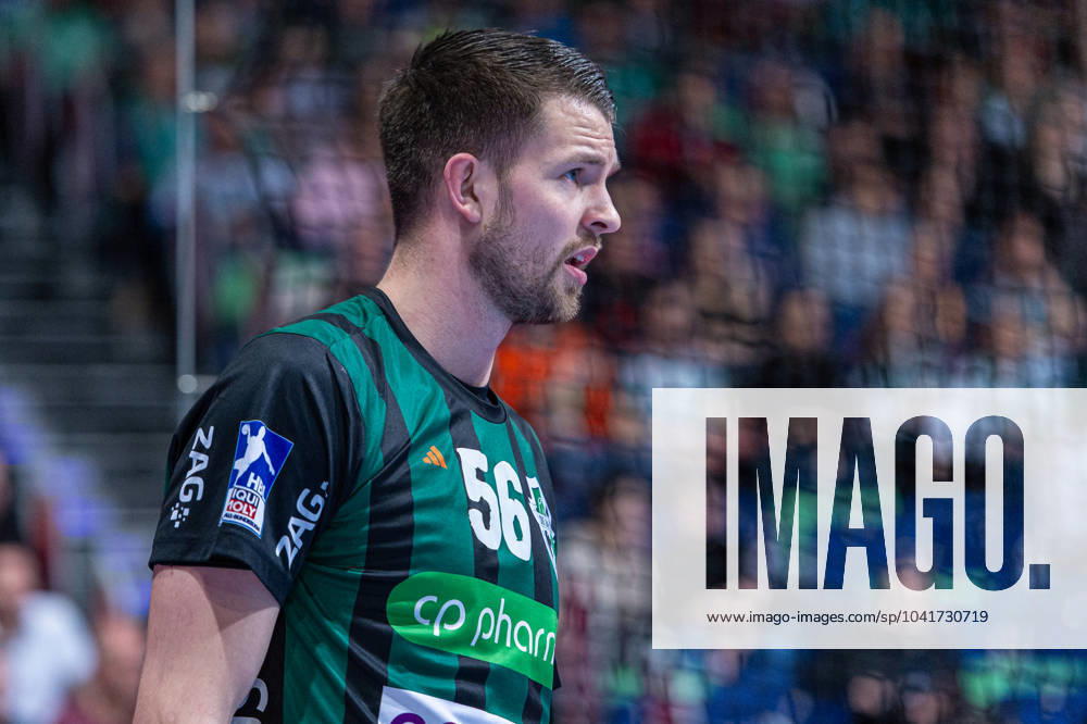 Hannes Feise (TSV Hannover-Burgdorf, Nr. 56) (v.l.), TSV Hannover-Burgdorf (grün) gegen TVB Stuttgart (blau) am 24. Spieltag der Saison 2023 2024 in der LIQUI MOLY Handball-Bundesliga (29.02.2024, ZAG Arena (Hannover, GER),