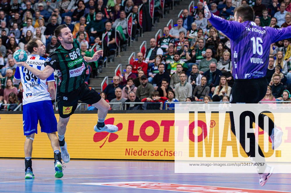 Hannes Feise (TSV Hannover-Burgdorf, Nr. 56) (v.l.), TSV Hannover-Burgdorf (grün) gegen TVB Stuttgart (blau) am 24. Spieltag der Saison 2023 2024 in der LIQUI MOLY Handball-Bundesliga (29.02.2024, ZAG Arena (Hannover, GER),