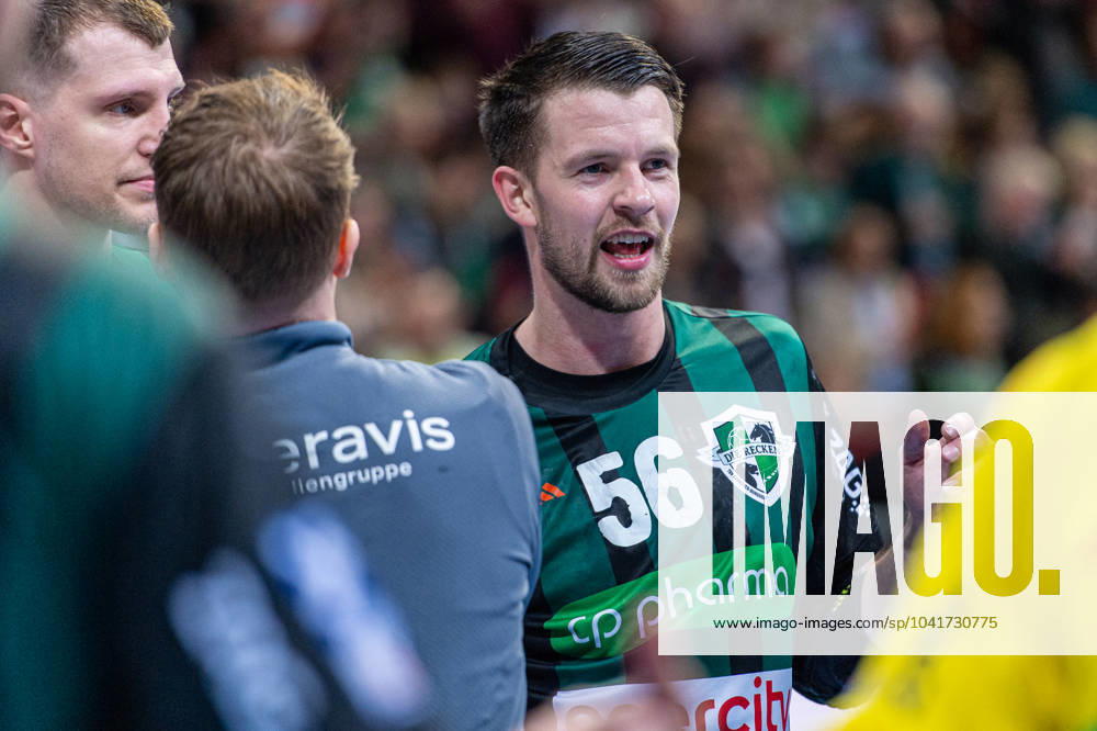 Hannes Feise (TSV Hannover-Burgdorf, Nr. 56) (v.l.), TSV Hannover-Burgdorf (grün) gegen TVB Stuttgart (blau) am 24. Spieltag der Saison 2023 2024 in der LIQUI MOLY Handball-Bundesliga (29.02.2024, ZAG Arena (Hannover, GER),