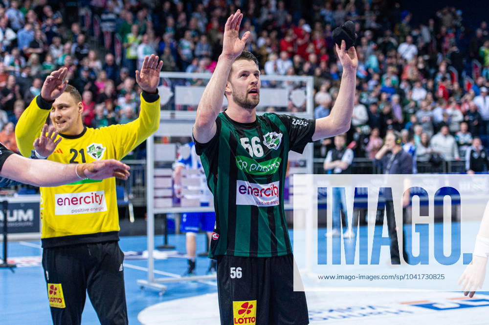 Hannes Feise (TSV Hannover-Burgdorf, Nr. 56) (v.l.), TSV Hannover-Burgdorf (grün) gegen TVB Stuttgart (blau) am 24. Spieltag der Saison 2023 2024 in der LIQUI MOLY Handball-Bundesliga (29.02.2024, ZAG Arena (Hannover, GER),