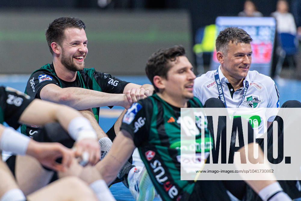 Hannes Feise (TSV Hannover-Burgdorf, Nr. 56) (v.l.), TSV Hannover-Burgdorf (grün) gegen TVB Stuttgart (blau) am 24. Spieltag der Saison 2023 2024 in der LIQUI MOLY Handball-Bundesliga (29.02.2024, ZAG Arena (Hannover, GER),