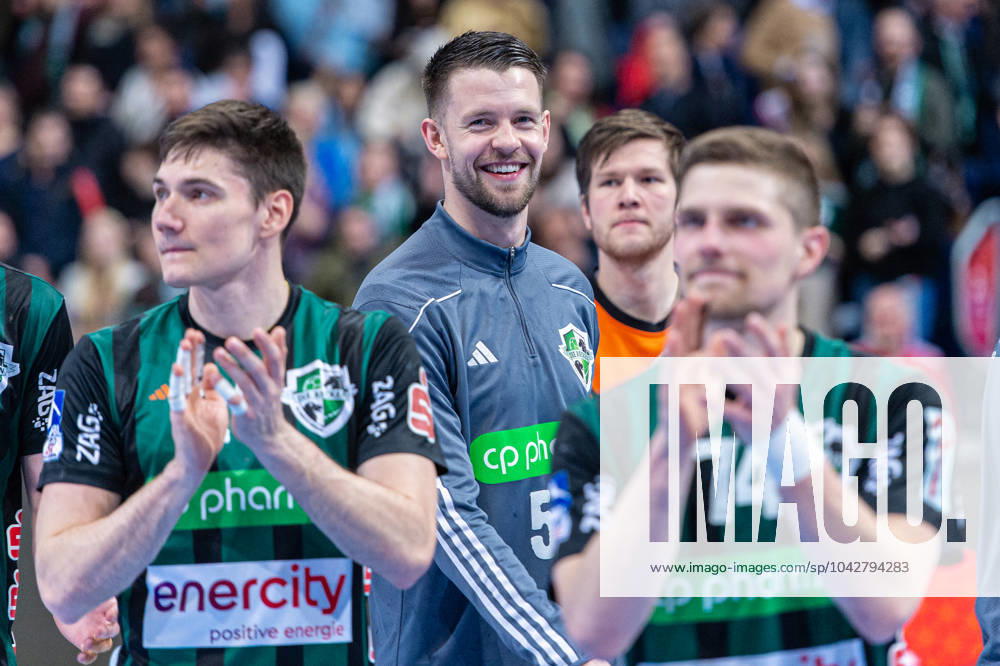 Hannes Feise (TSV Hannover-Burgdorf, Nr. 56) (v.l.), TSV Hannover-Burgdorf (grün) gegen HBW Balingen-Weilstetten (rot) am 26. Spieltag der Saison 2023 2024 in der LIQUI MOLY Handball-Bundesliga (21.03.2024, ZAG Arena (Hannover, GER),