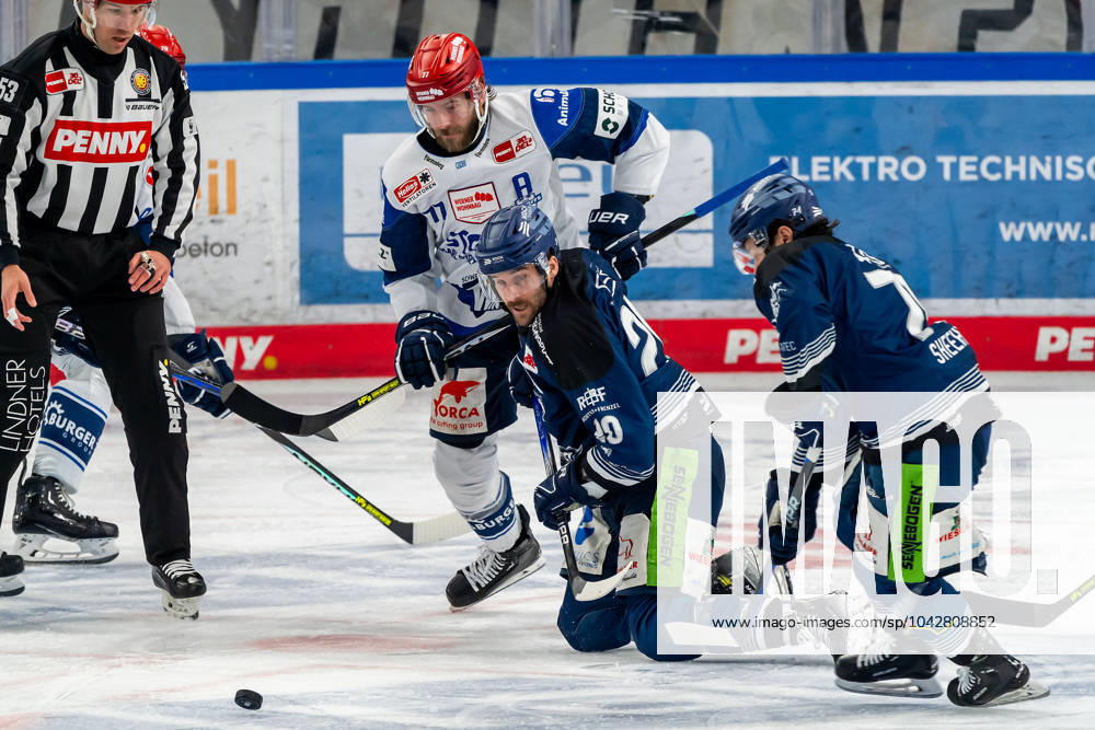 Kampf um den Puck Zweikampf zwischen Daniel Pfaffengut (Schwenninger Wild Wings, 77) mit Justin Scott (Straubing Tigers, 20) und Tyler Sheehy (Straubing Tigers, 71). Straubing Tigers gegen Schwenninger Wild Wings, Eishockey, DEL, Playoffs Viertelfinale Spiel 3, Saison 2023 2024, 22.03.2024. Straubing Tigers gegen Schwenninger Wild Wings, Eishockey, DEL, Playoffs Viertelfinale Spiel 3, Saison 2023 2024, 22.03.2024. Straubing