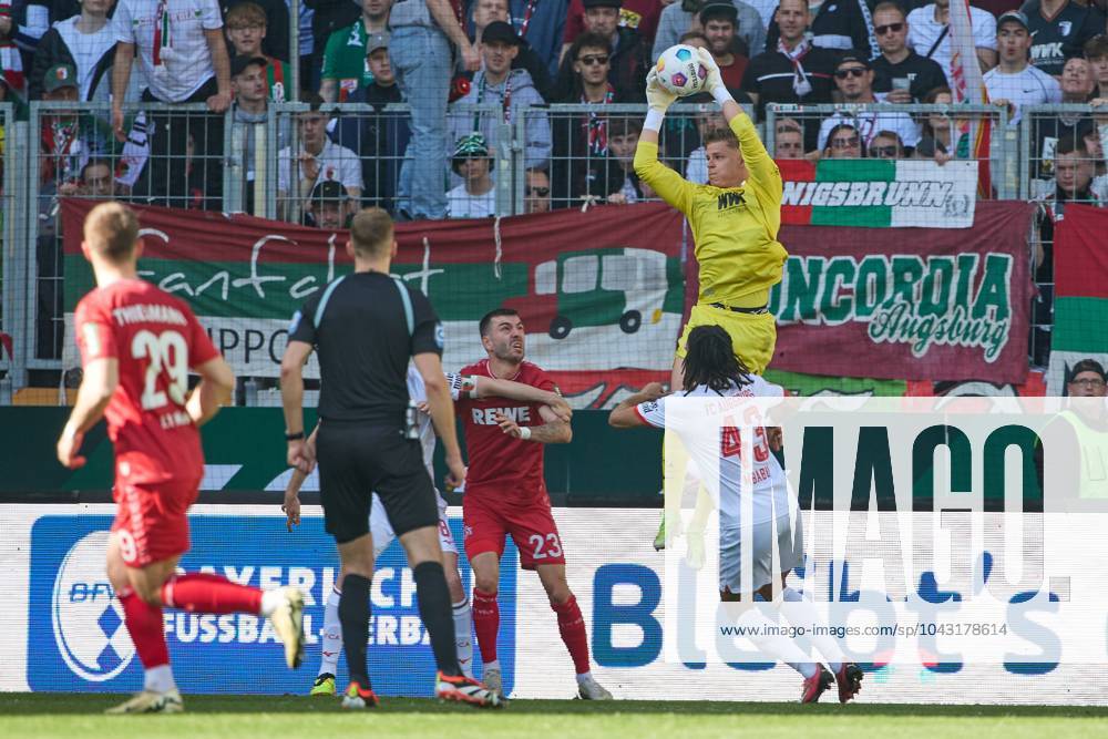 Torwart Finn Dahmen (FC Augsburg) in Aktion, FC Augsburg vs. 1. FC Koeln, Fussball, 1. Bundesliga, 27. Spieltag, 31.03.2024 DFB regulations prohibit any use of photographs as image sequences and or quasi-video Augsburg Bayern Deutschland