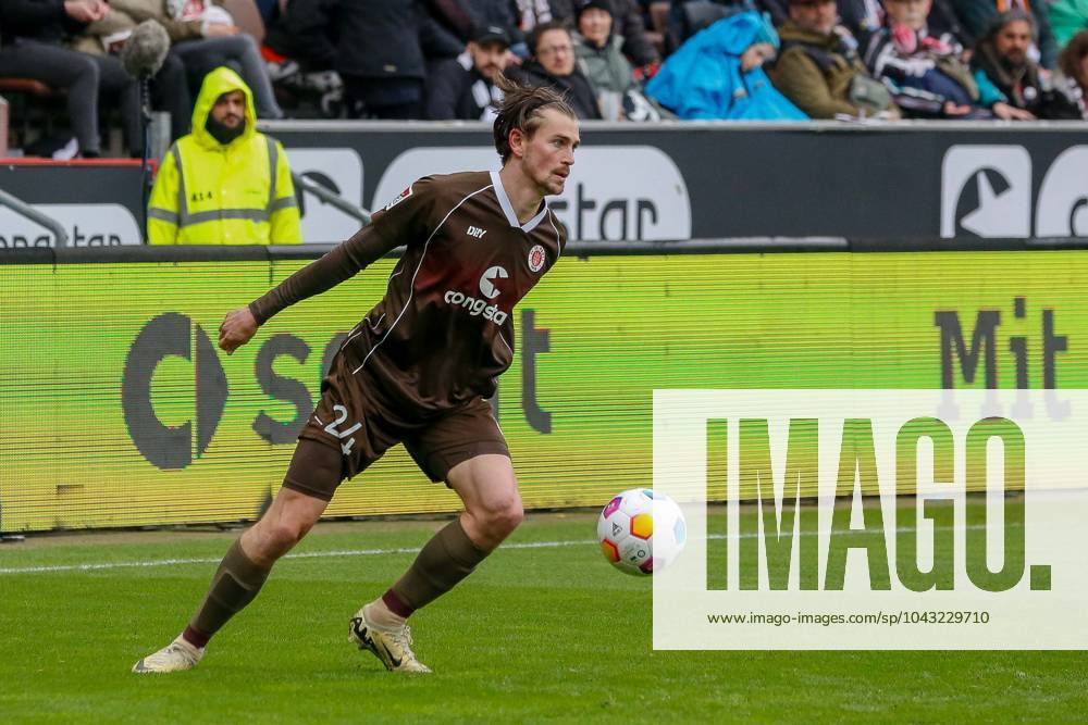 Connor Metcalfe ( Pauli ) am Ball Deutschland , Hamburg Millerntorstadion , Fussball , Bundesliga , 2. Fussball Bundesliga , FC St Pauli - SC Paderborn