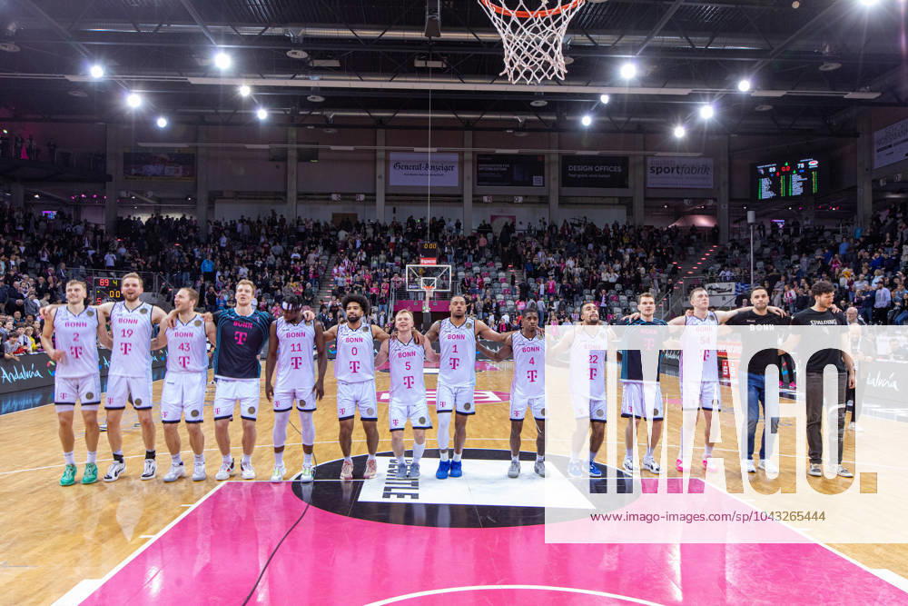 Die Mannschaft der Telekom Baskets Bonn feiert den Sieg gegen Peristeri bwin Athen Telekom Baskets Bonn vs. Peristeri bwin Athen, Basketball, Basketball Champions League, Quarter Final, 2023 24, 03.04.2024 Telekom Baskets Bonn vs. Peristeri bwin Athen, Basketball, Basketball Champions League, Quarter Final, 2023 24, 03.04.2024 Bonn