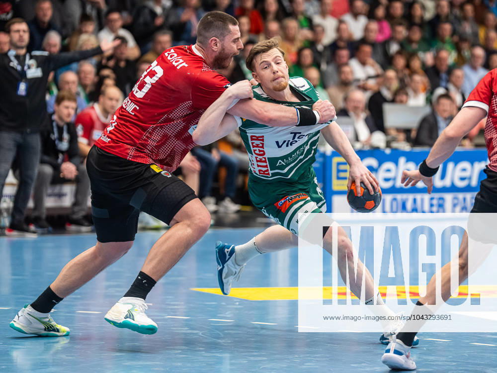 Erik Persson (Frisch Auf Goeppingen, 22) im Zweikampf mit Mijajlo Marsenic (Fuechse Berlin, 93), Frisch Auf Goeppingen vs. Fuechse Berlin, 1. Bundesliga, Handball, Herren, 04.04.2024 Frisch Auf Goeppingen vs. Fuechse Berlin, 1. Bundesliga, Handball, Herren, 04.04.2024 Goeppingen