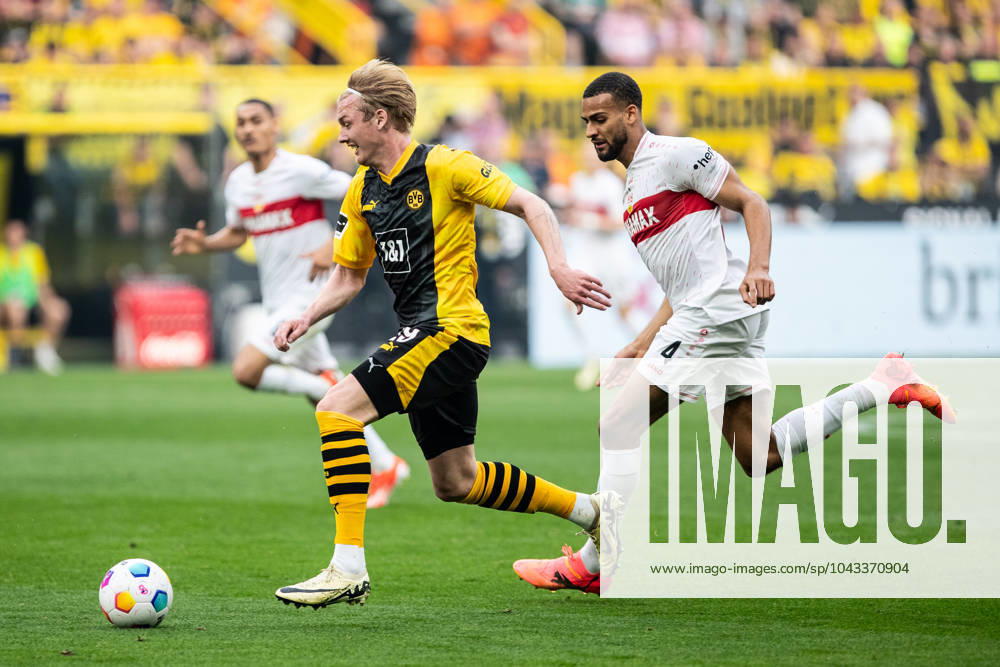 1.Fußball Bundesliga 28.Spieltag: Borussia Dortmund - VfB Stuttgart; 06.04.2024 Julian Brandt (Borussia Dortmund, 19) im Zweikampf mit Joshua Vagnoman (VfB Stuttgart, 4) 1.Fußball Bundesliga 28.Spieltag: Borussia Dortmund - VfB Stuttgart; Signal-Iduna-Park, Dortmund