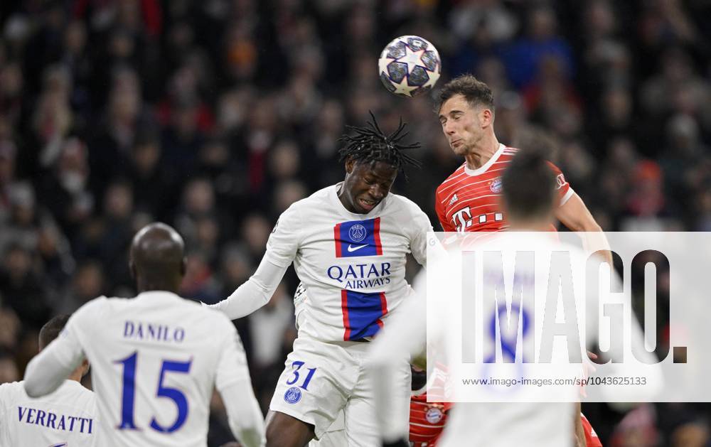 Strafraumszene, Torraumszene Kopfballduell Zweikampf Aktion Leon Goretzka FC Bayern München FCB 08 gegen El Chadaille Bitshiabu FC Paris Saint-Germain PSG 31, CL, Champions League Spiel, Allianz Arena, München, Bayern, Deutschland, Europa
