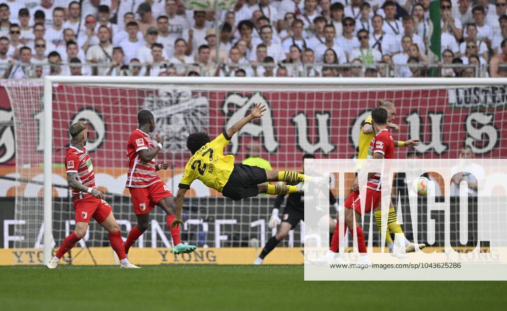 Strafraumszene, Torraumszene, Torschuss, Aktion, Torchance, Karim Adeyemi Borussia Dortmund BVB 27 WWK Arena, Augsburg, Bayern, Deutschland, Europa