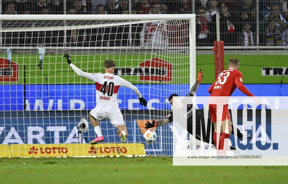Strafraumszene, Torraumszene, Torschuss, Aktion, Torchance, Luca Joachim Raimund VfB Stuttgart 40 gegen Torwart Kevin Müller 1. FC Heidenheim 1846 FCH 01 und Lennard Maloney 1. FC Heidenheim 1846 FCH 33 Voith-Arena, Heidenheim, Baden-Württemberg, Deutschland, Europa