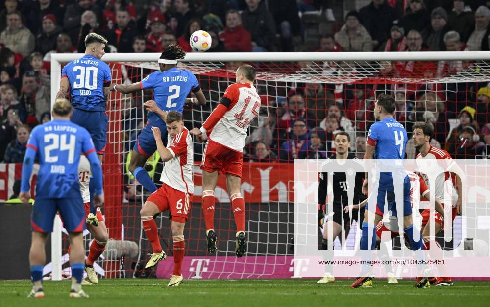 Strafraumszene, Torraumszene Kopfballduell Zweikampf Aktion Mohamed Simakan 02 RasenBallsport Leipzig RBL gegen Eric Dier FC Bayern München FCB 15 Joshua Kimmich FC Bayern München FCB 06 Benjamin Sesko RasenBallsport Leipzig RBL 30, Allianz Arena, München, Bayern, Deutschland, Europa