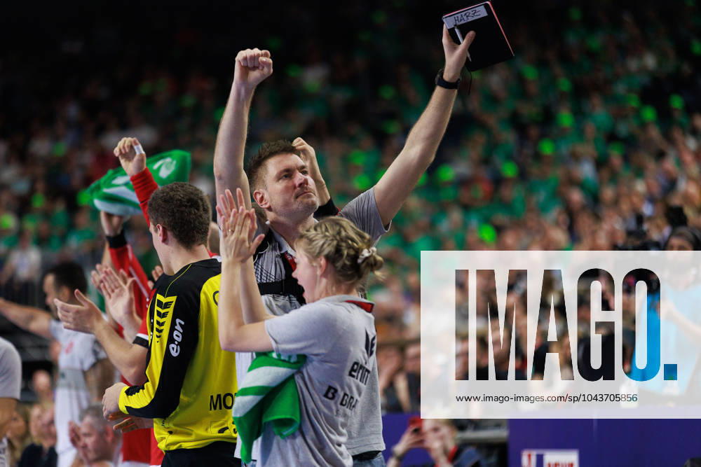 Carsten Lichtlein (MT Melsungen, Torwart-Trainer) jubelt freut sich, Emotion, Freude, Begeisterung SG Flensburg-Handewitt (SGF) vs. MT Melsungen (MTM), Handball, DHB Pokal Maenner, Halbfinale, REWE Final4, Spielzeit 2023 2024, 13.04.2024 SG Flensburg-Handewitt (SGF) vs. MT Melsungen (MTM), Handball, DHB Pokal Maenner, Halbfinale, REWE Final4, Spielzeit 2023 2024, 13.04.2024 Koeln