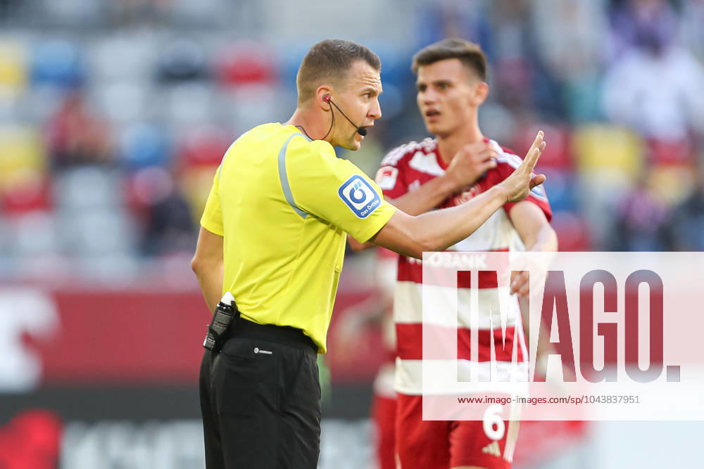 Schiedsrichter Florian Lechner gestikuliert, Gestik, 2. Bundesliga, Fortuna Duesseldorf - Hannover 96, Merkur Spiel-Arena am 24. September 2023 in Düsseldorf, Deutschland. (Foto von Oliver Kaelke DeFodi Images) Schiedsrichter Florian Lechner gestures, 2. Bundesliga, Fortuna Duesseldorf - Hannover 96, Merkur Spiel-Arena on September 24, 2023 in Duesseldorf, Germany. (Photo by Oliver Kaelke DeFodi Images) Defodi-678_20230924_OK_DUSH96_0988