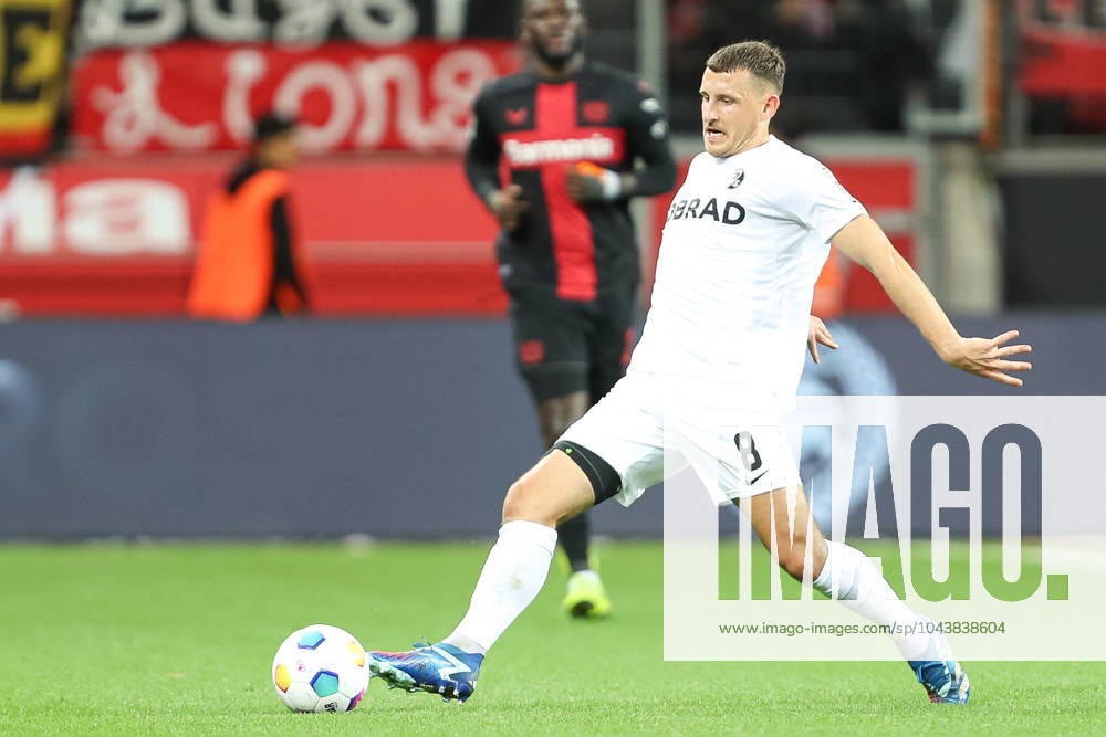 Maximilian Eggestein (SC Freiburg) in Aktion, am Ball, Einzelaktion, 1. Bundesliga, Bayer 04 Leverkusen vs SC Freiburg, BayArena am 29. October 2023 in Leverkusen, Deutschland. (Foto von Oliver Kaelke DeFodi Images) Maximilian Eggestein (SC Freiburg) controls the ball, 1. Bundesliga, Bayer 04 Leverkusen vs SC Freiburg, BayArena on October 29, 2023 in Leverkusen, Germany. (Photo by Oliver Kaelke DeFodi Images) Defodi-678_2023_10_29_OK_LEVSCF_0549